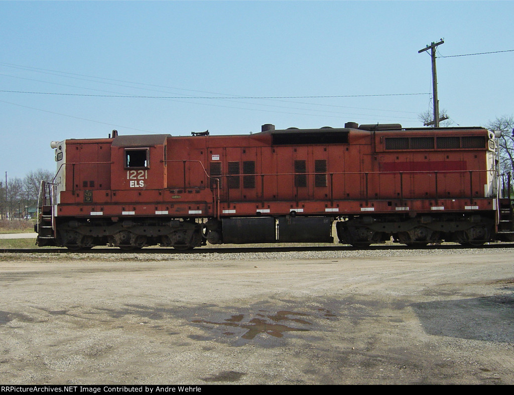 ELS 1221 pulls out on the Marinette Branch wye to clear for the southbound